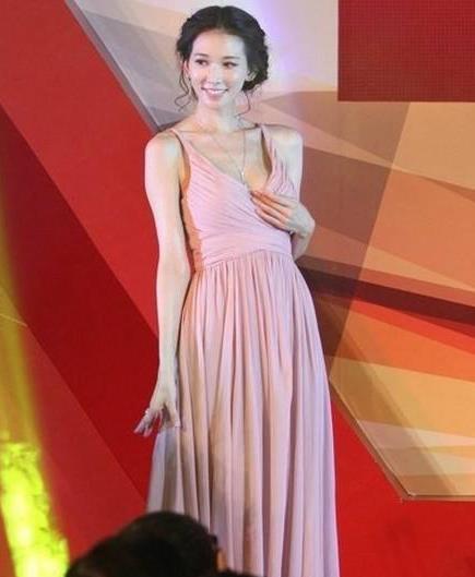 林志玲穿v到肚的衣服：林志玲的胸有多少罩杯（图）