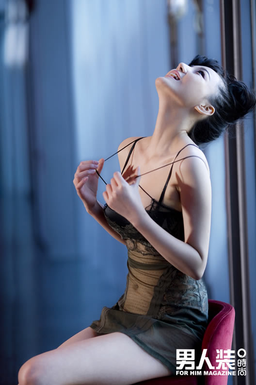 张馨予性感图片欣赏：魔鬼身材傲人双峰令人喷血