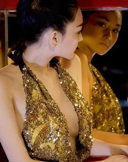 张馨予性感图片欣赏：魔鬼身材傲人双峰令人喷血