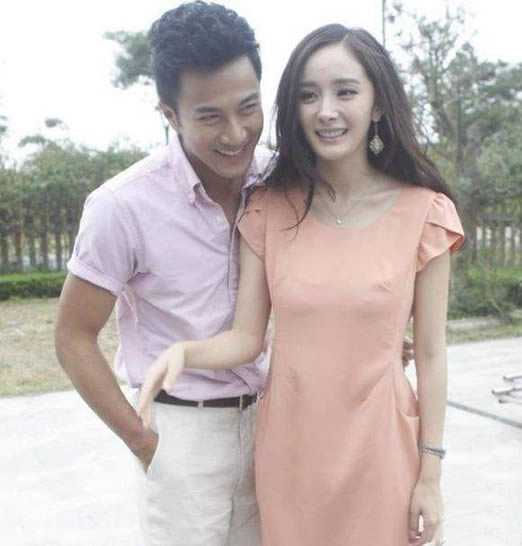 杨幂露隐蔽部位照片：杨幂短裙走光图片