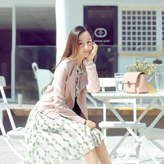 春天穿件小皮衣：女人风格百变时髦又迷人