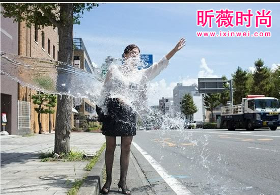 街拍日本妹子湿身好清凉：日本少女傲人身材湿身性感