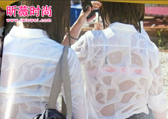 街拍日本妹子湿身好清凉：日本少女傲人身材湿身性感