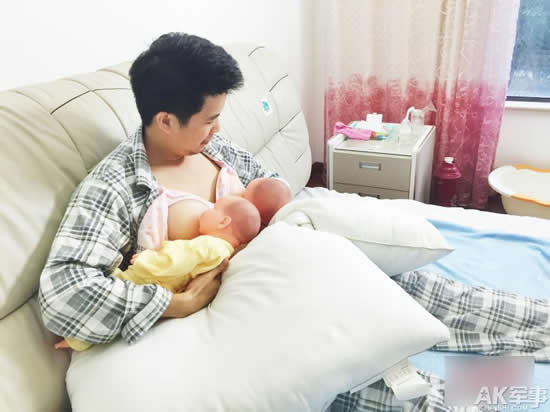 男子体验女性产后生活一幕：男子体验女人坐月子