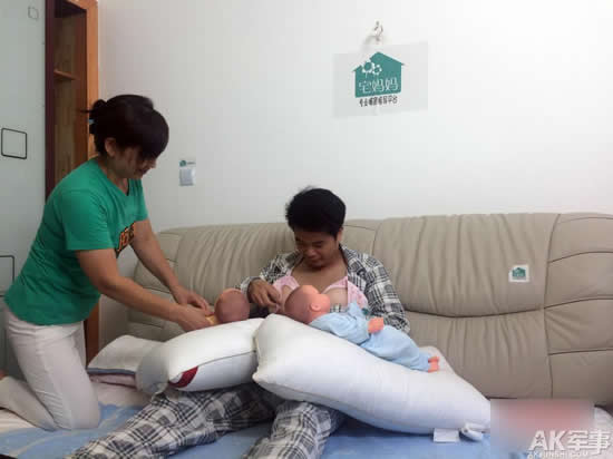 男子体验女性产后生活一幕：男子体验女人坐月子