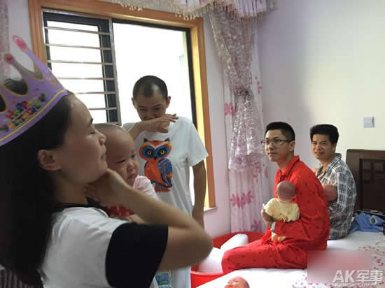 男子体验女性产后生活一幕：男子体验女人坐月子