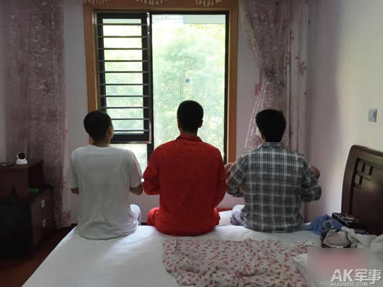 男子体验女性产后生活一幕：男子体验女人坐月子