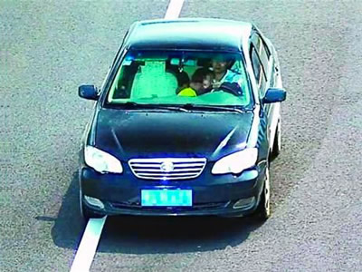 男司机开车时右手最喜欢干这事（图）