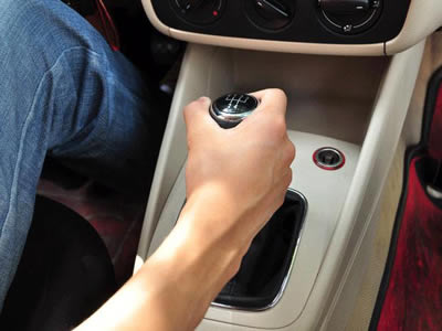 男司机开车时右手最喜欢干这事（图）