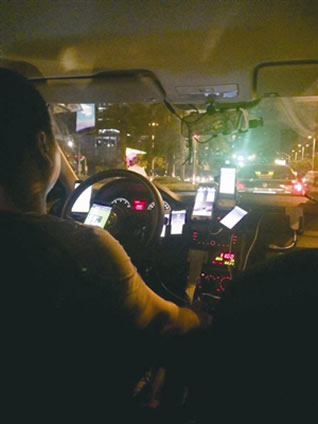 男司机开车时右手最喜欢干这事（图）