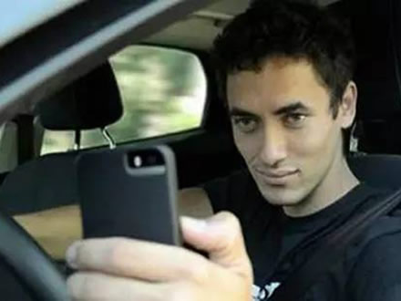 男司机开车时右手最喜欢干这事（图）