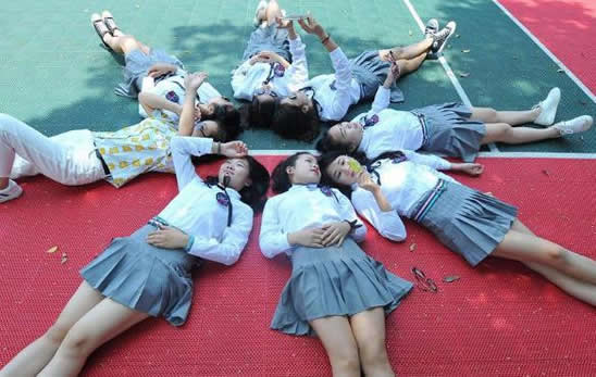 清纯美女组图：漂亮女大学生集体拍内衣照