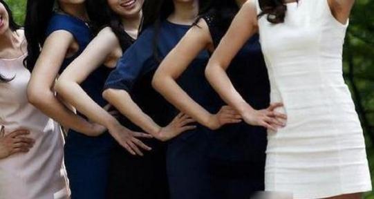 清纯美女组图：漂亮女大学生集体拍内衣照