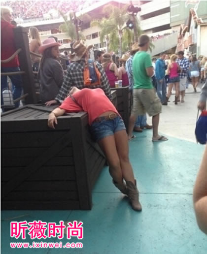 盘点女生的奇葩睡姿：神人们睡姿让你笑喷了【视频】