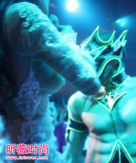 龚玥菲三围多少 龚玥菲胸是真的吗 龚玥菲被蹭胸照曝光