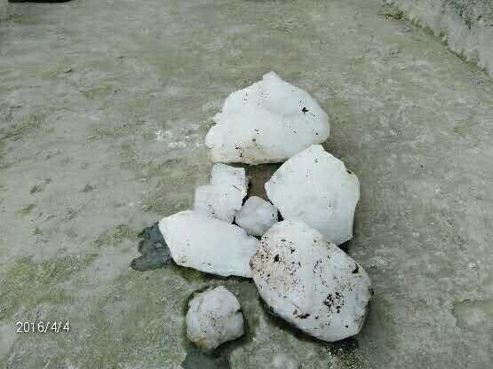 宜宾天上突降100多斤异物 村民围观捡拾（图）