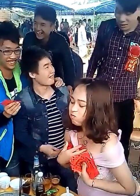 一次玩伴娘的经历：红包竟塞在伴娘这地方（组图）