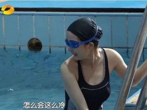 杨幂泳装照曝光:上围傲人 皮肤白嫩（图）