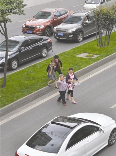 无视百米外人行天桥 多人横穿马路被网上曝光 无视百米外人行天桥 多人横穿马路被网上曝光