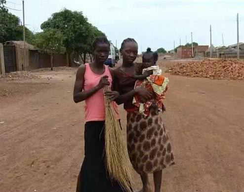 在非洲寡妇竟要陪陌生男人做这事(图) 在非洲寡妇竟要陪陌生男人做这事(图)