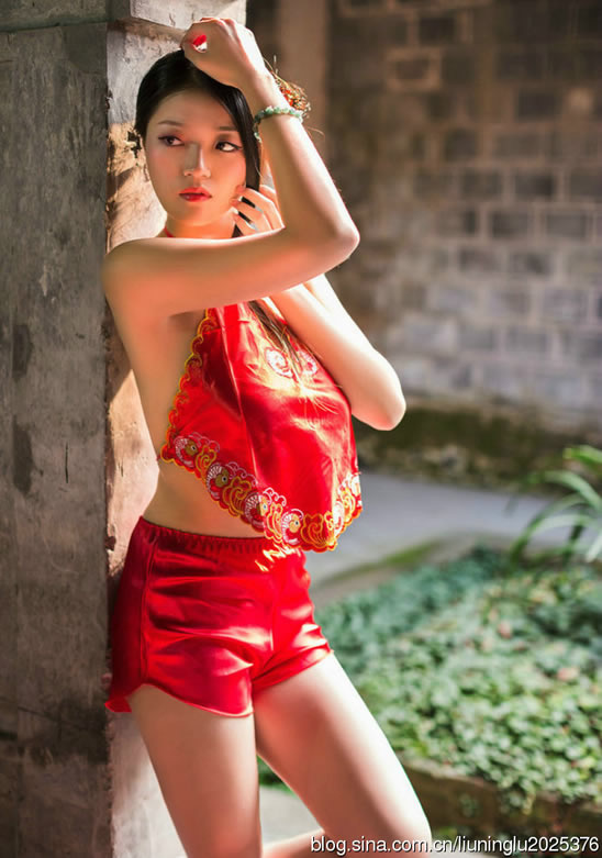 穿红肚兜的性感美女：流行色穿红肚兜的女人（图）