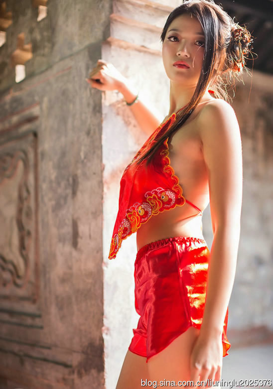 穿红肚兜的性感美女：流行色穿红肚兜的女人（图）