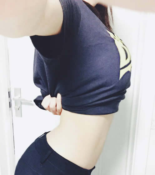 e罩杯胸围多大图片欣赏：女生吊带小背心俏皮可爱图片