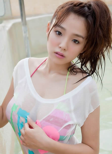 e罩杯胸围多大图片欣赏：女生吊带小背心俏皮可爱图片