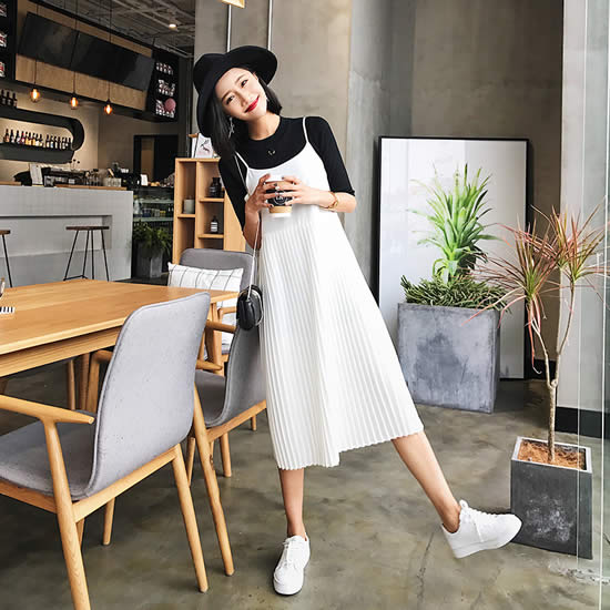 春季搭配不离吊带裙：变身时尚达人浪漫女神