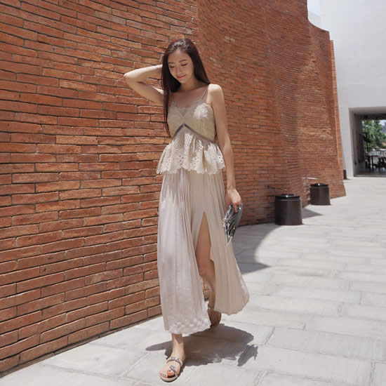 春季搭配不离吊带裙：变身时尚达人浪漫女神