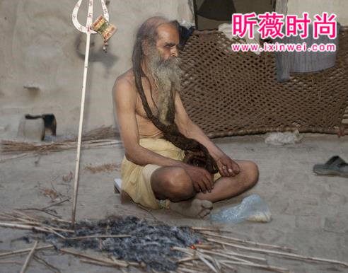 老汉为求子三十多年不洗澡（图）