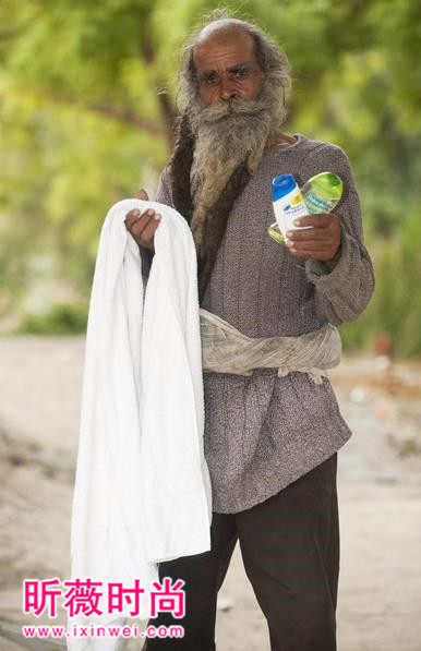 老汉为求子三十多年不洗澡（图）