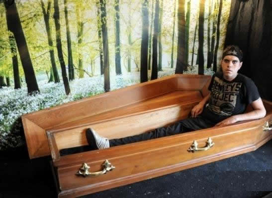 男子喝血住棺材13年 自称是吸血鬼（图）