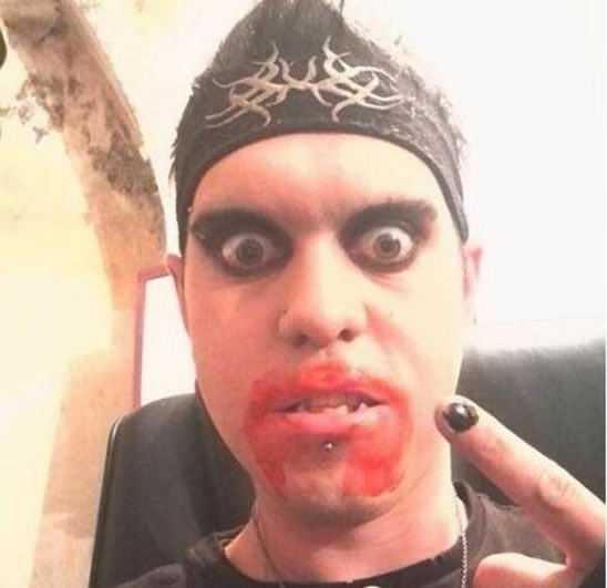 男子喝血住棺材13年 自称是吸血鬼（图）