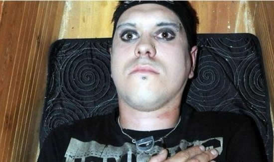 男子喝血住棺材13年 自称是吸血鬼（图）