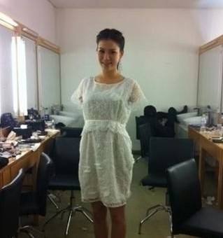 无臂独腿美女：美丽的无臂美女和独腿少女生活照