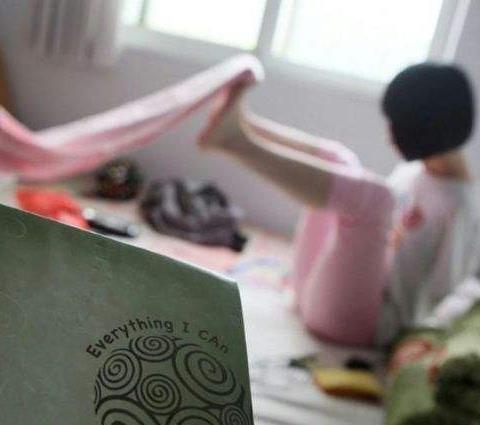 无臂独腿美女：美丽的无臂美女和独腿少女生活照