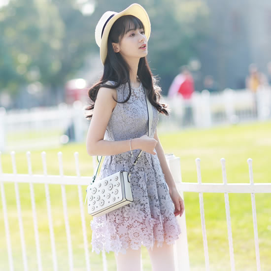 蕾丝连衣裙清纯诱惑：穿上连衣裙春季展露少女的魅力