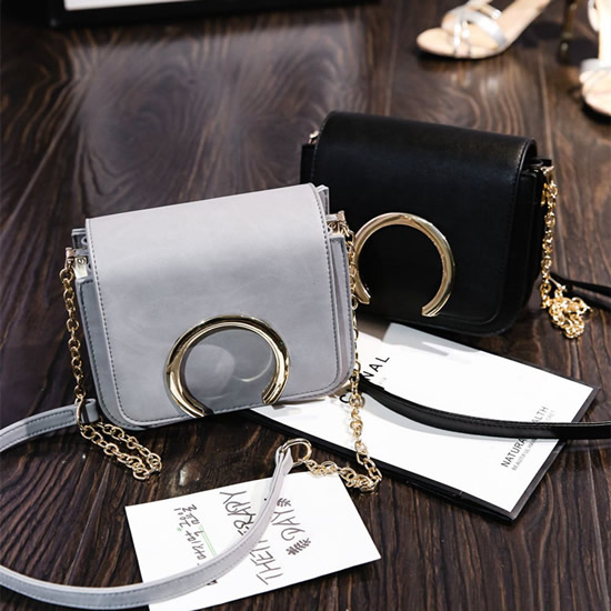 蕾丝连衣裙清纯诱惑：穿上连衣裙春季展露少女的魅力