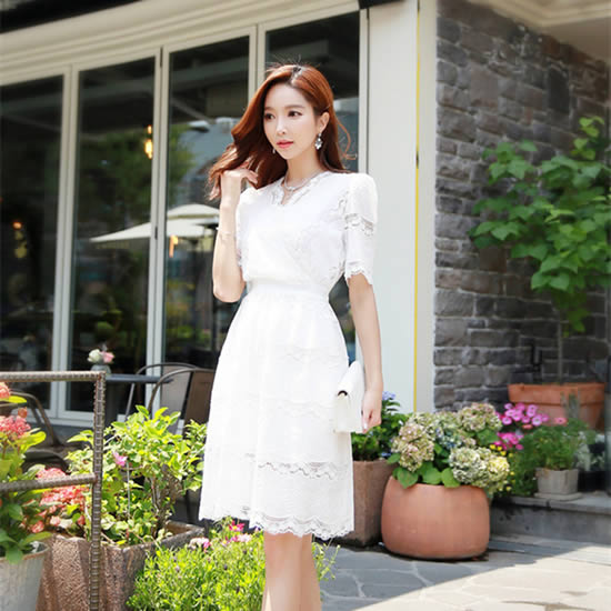 蕾丝连衣裙清纯诱惑:穿上连衣裙春季展露少女的魅力 蕾丝连衣裙清纯诱惑:穿上连衣裙春季展露少女的魅力