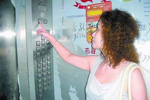 女子回家发现陌生男子:女子凌晨回家陌生男床上酣睡 女子回家发现陌生男子:女子凌晨回家陌生男床上酣睡