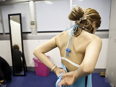 本女人去酒吧服务竟是为这（图）