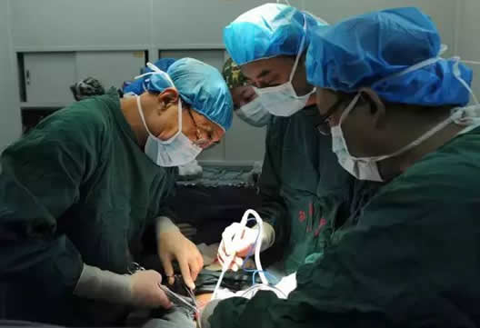 长了30年的瘤子切开后竟是这样 长了30年的瘤子切开后竟是这样