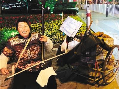 50岁大姐也有音乐梦 拉着二胡卖红薯(图)