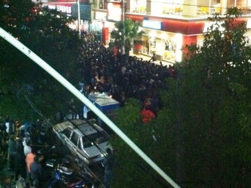 女子死亡千人围观:女子就餐时死亡现场上千人围观 女子死亡千人围观:女子就餐时死亡现场上千人围观