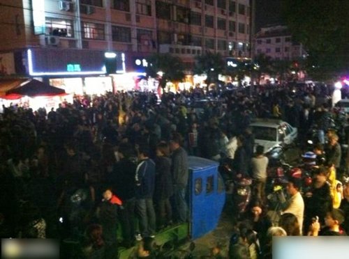 女子死亡千人围观:女子就餐时死亡现场上千人围观 女子死亡千人围观:女子就餐时死亡现场上千人围观