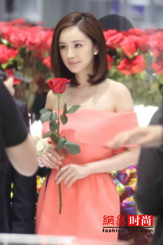 明星一字肩比美：倪妮刘诗诗杨幂谁穿得美？