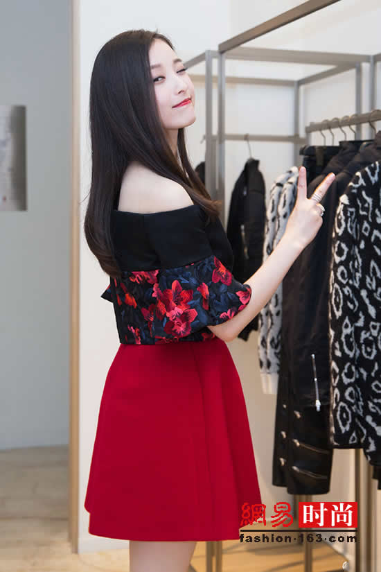 明星一字肩比美：倪妮刘诗诗杨幂谁穿得美？