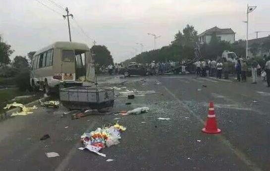 男子开车撞灵车砸棺材:竟把骨灰挂树上 男子开车撞灵车砸棺材:竟把骨灰挂树上