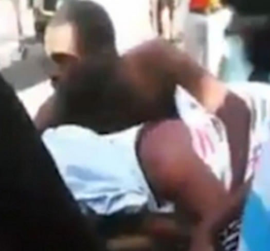 情侣开房亲热时下身卡住了：一辆板车送医尴尬画面